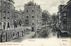 1624 Gezicht op de Oudegracht te Utrecht met op de achtergrond de Gaardbrug; links de ingang van de Donkere Gaard met ...